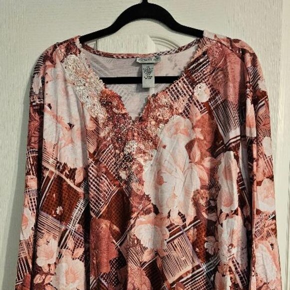 Light Burgundy 4X Top with Embellishment around Neckline - Picture 1 of 2